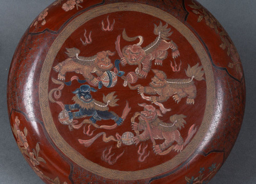 Red lacquer box China, early 20th century, decorated with dragon, Fô dog