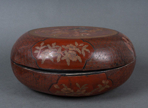 Red lacquer box China, early 20th century, decorated with dragon, Fô dog