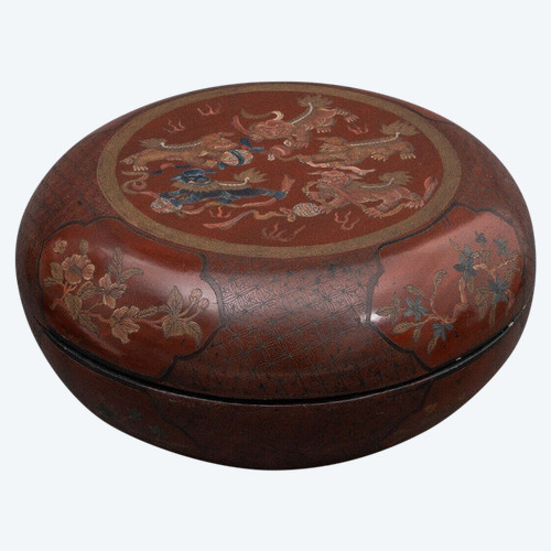 Red lacquer box China, early 20th century, decorated with dragon, Fô dog