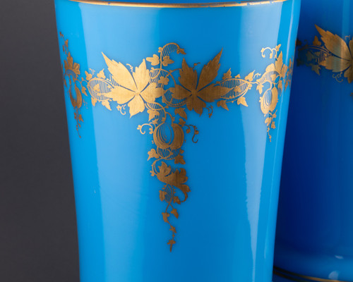 Paire de vases en opaline bleue, XIXe siècle 