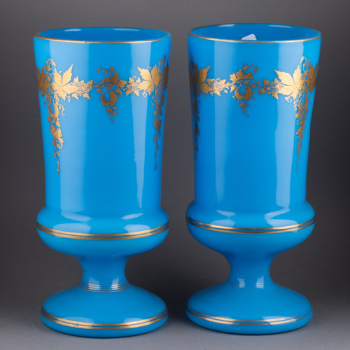 Paire de vases en opaline bleue, XIXe siècle 