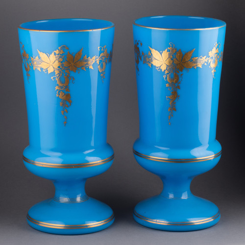 Paire de vases en opaline bleue, XIXe siècle 