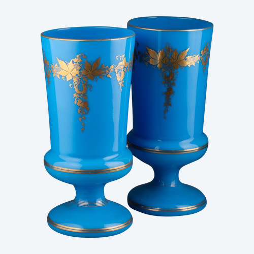 Paire de vases en opaline bleue, XIXe siècle 