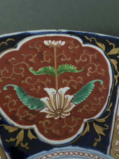 Large dish in Imari porcelain, 19th century, floral design