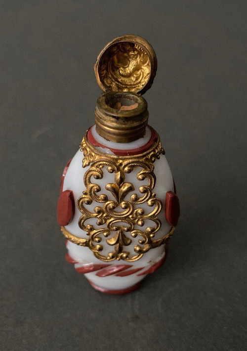 Flacon à sels en opaline XIXe de forme ovoïde doublé de moulures rouges