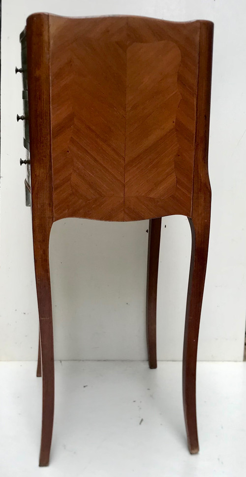 Kleiner Chiffonnier-Tisch im Louis XV-Stil mit Intarsien