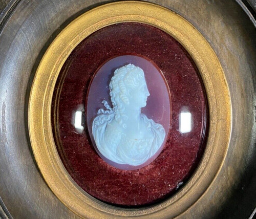 Camée profil de femme dans un cadre en bois XIXe