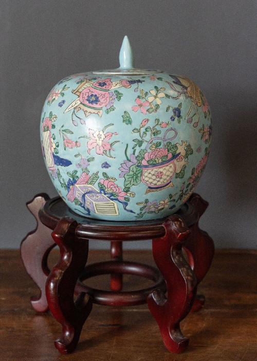 Porcelain ginger pot 20th century China floral ornamentation