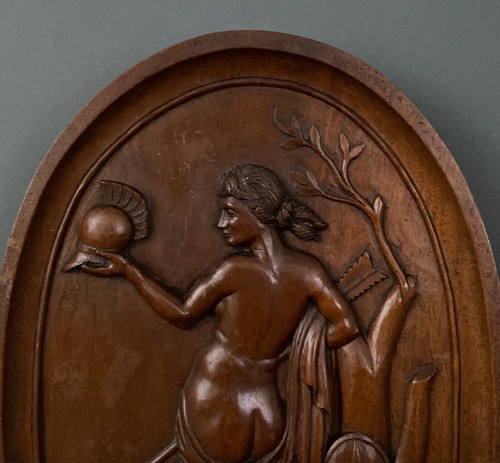 Médaillon signé en bois sculpté Diane chasseresse femme à l'Antique fin XIXe