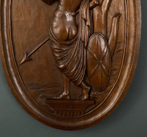 Médaillon signé en bois sculpté Diane chasseresse femme à l'Antique fin XIXe