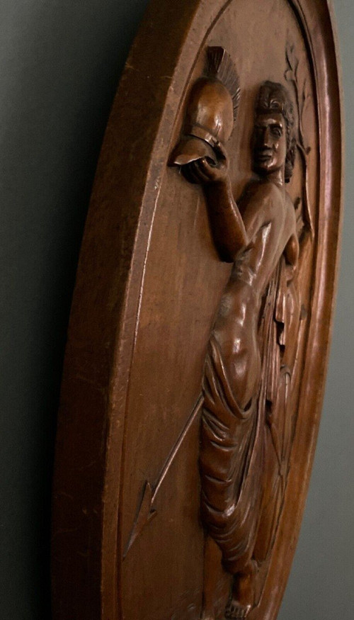 Médaillon signé en bois sculpté Diane chasseresse femme à l'Antique fin XIXe