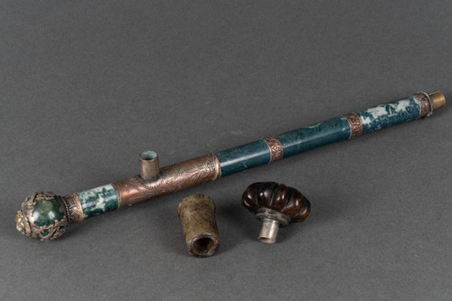 Pipa in pietra dura e metallo argentato Testa di leone Cina inizio XX secolo