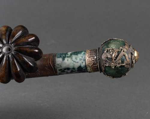 Pipa in pietra dura e metallo argentato Testa di leone Cina inizio XX secolo
