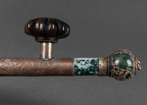 Pipa in pietra dura e metallo argentato Testa di leone Cina inizio XX secolo