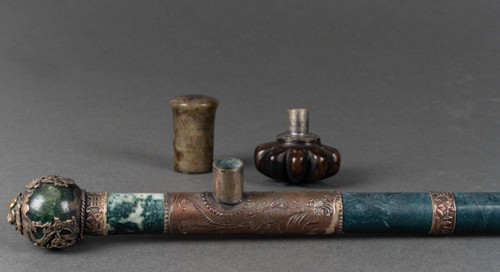 Pipa in pietra dura e metallo argentato Testa di leone Cina inizio XX secolo