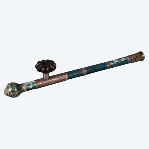 Pipa in pietra dura e metallo argentato Testa di leone Cina inizio XX secolo