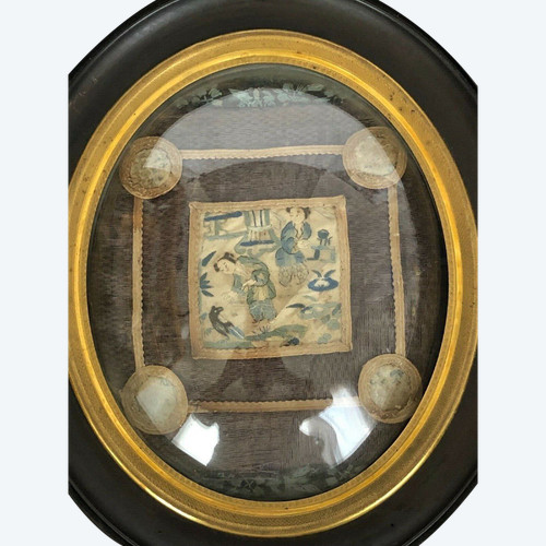 Quadrato di seta con ricamo cinese del XIX secolo in cornice di ottone annerito in legno di pero