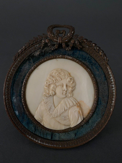Médaillon le Roi de Rome Napoléon II d'après Isabey sculpté dans la masse