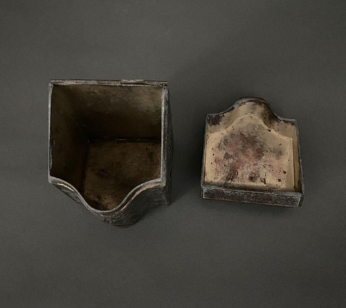 Asian tea caddy in 1900 metal with rich dragon ornamentation