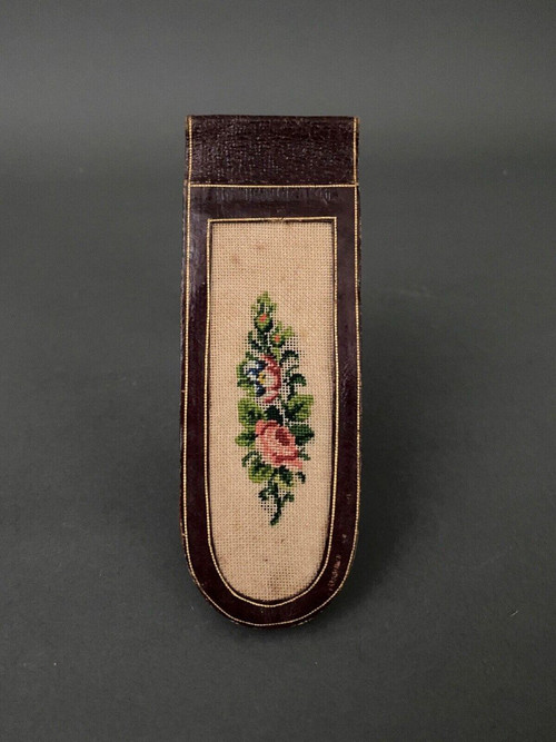 Rara valigetta porta messaggi in pelle stampata in ferro con decorazione floreale, fine XVIII secolo