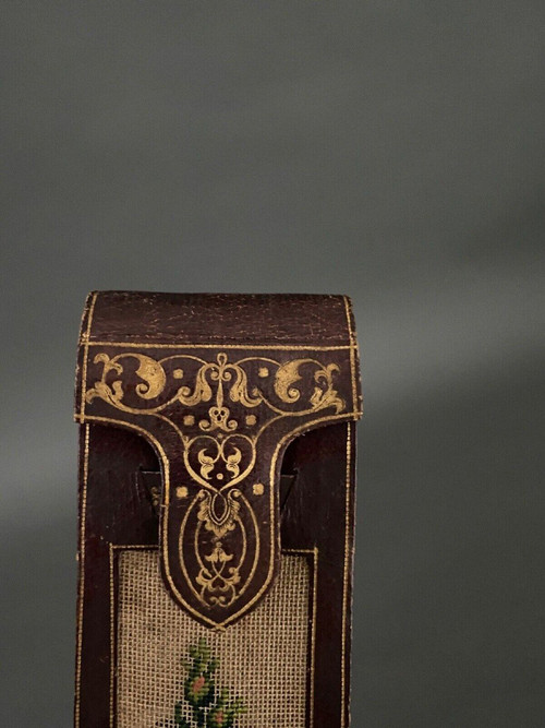 Rara valigetta porta messaggi in pelle stampata in ferro con decorazione floreale, fine XVIII secolo