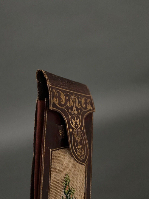 Rara valigetta porta messaggi in pelle stampata in ferro con decorazione floreale, fine XVIII secolo