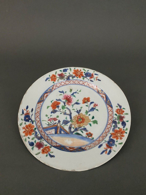 Assiette plate en porcelaine d'Imari Japon XIXe décor floral