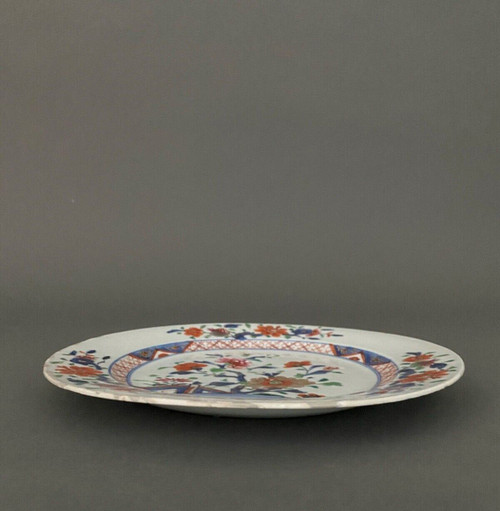 Assiette plate en porcelaine d'Imari Japon XIXe décor floral