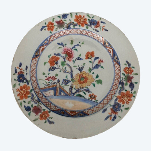 Assiette plate en porcelaine d'Imari Japon XIXe décor floral