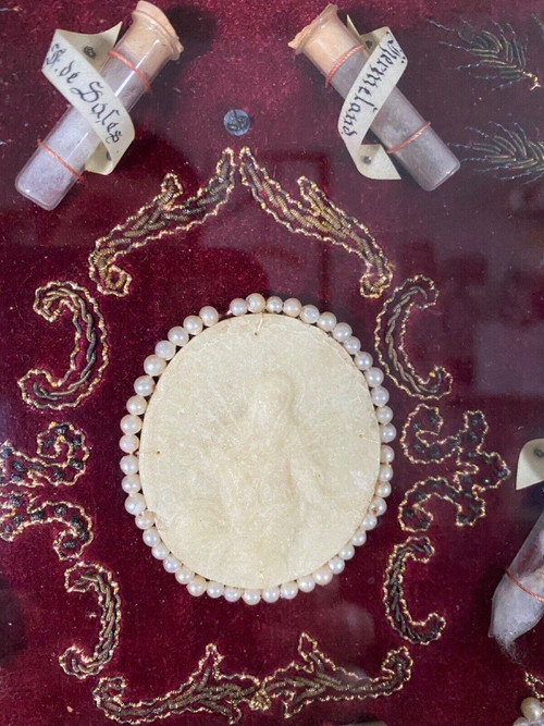 Rare 19th century reliquary seven wax relics medallion red velvet background