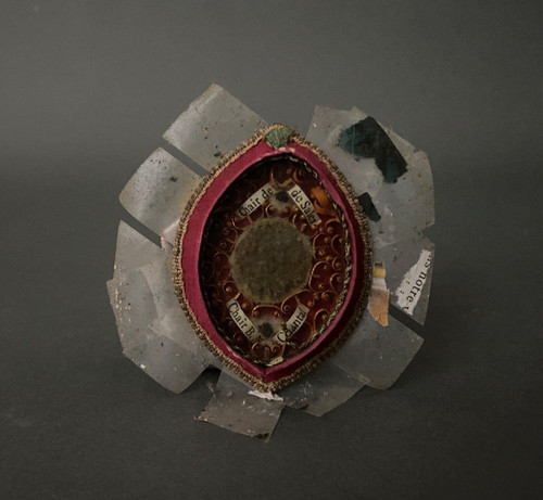 19th century Reliquary with gilded stucco frame
