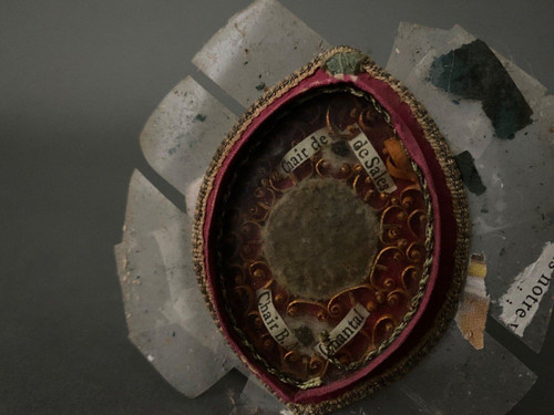 19th century Reliquary with gilded stucco frame