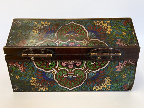 Boite cloisonnée Chine signature chinoise à identifier XIXe riche décor