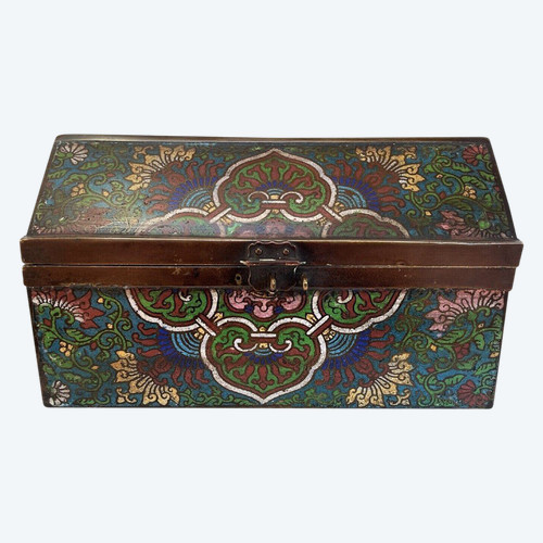 Boite cloisonnée Chine signature chinoise à identifier XIXe riche décor