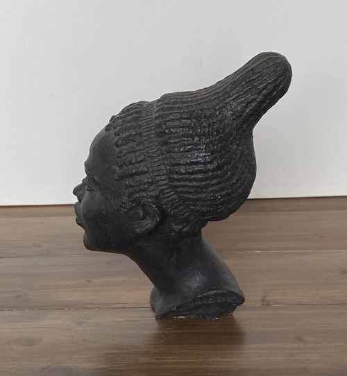 Scultura africaniste atelier femme à la chevelure 1940 di G. Bel