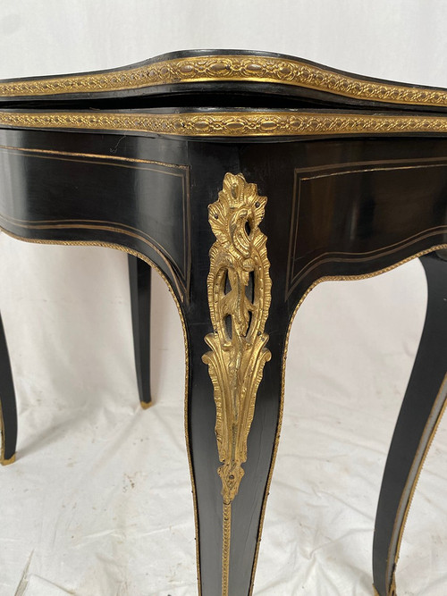 Console Napoléon III formant table à jeux, bois noirci et marqueterie de laiton
