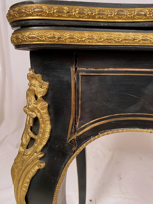 Console Napoléon III formant table à jeux, bois noirci et marqueterie de laiton