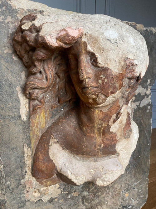 Scultura, profilo di uomo con capelli sul viso, pietra a taglio diretto XX secolo