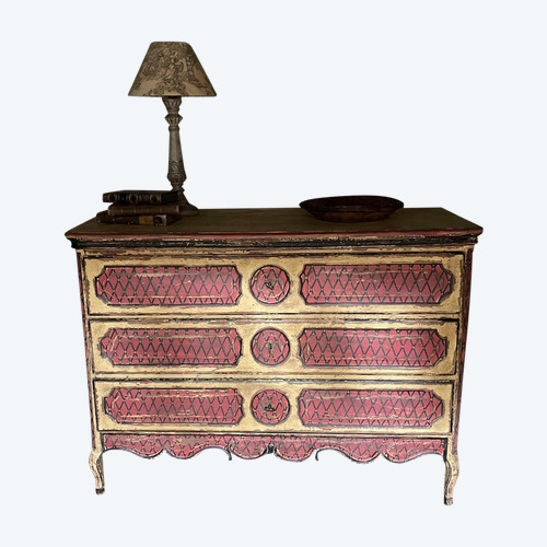Commode Louis XV en bois patine datant du 18e siècle 