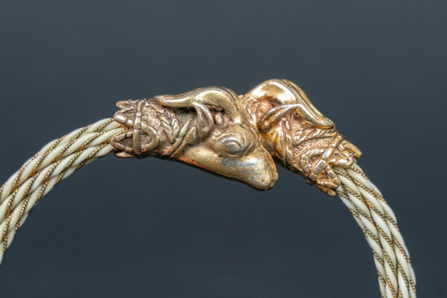 Armreif aus vergoldetem Metall mit zwei Widderköpfen verziert Seil Anfang 20.