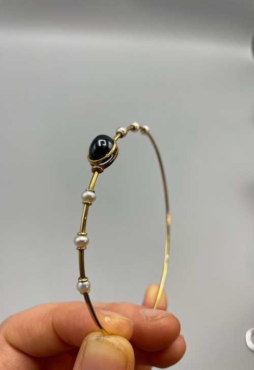18 Ct Gold Bracelet Set With 7 Pearls And A Cabochon Sapphire