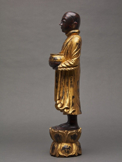 Soggetto di Buddha in legno intagliato e dorato in policromia, fine XIX secolo