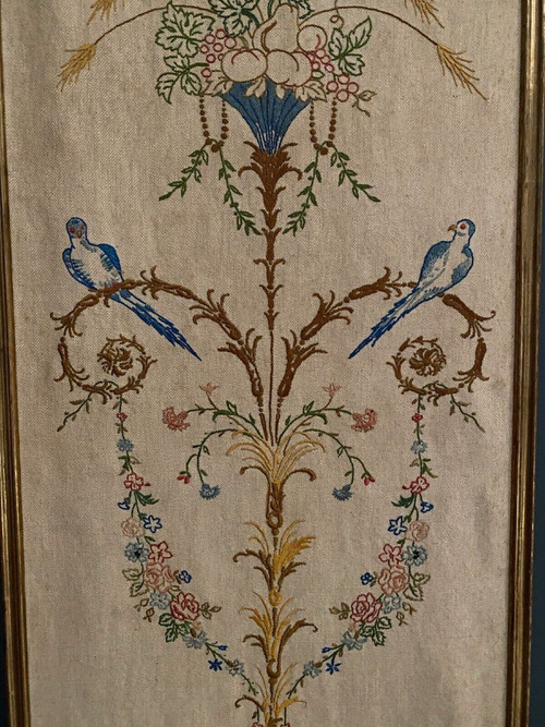 1900 Pannello ricamato in stile Luigi XVI con decoro di uccelli e cornice a baguette