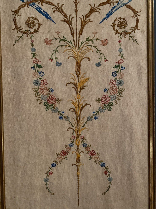 1900 Pannello ricamato in stile Luigi XVI con decoro di uccelli e cornice a baguette