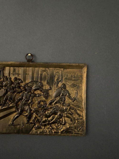 Rundplastisches Bronzebasrelief aus dem 19. Jahrhundert mit einer römischen Szene
