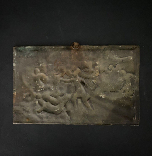 Rundplastisches Bronzebasrelief aus dem 19. Jahrhundert mit einer römischen Szene