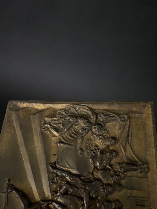 Rundplastisches Bronzebasrelief aus dem 19. Jahrhundert mit einer römischen Szene