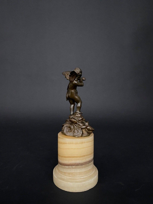 Bronzestatuette des Amors aus dem 19. Jahrhundert auf Onyxsockel