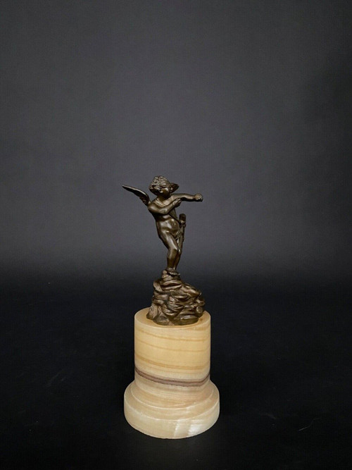 Bronzestatuette des Amors aus dem 19. Jahrhundert auf Onyxsockel