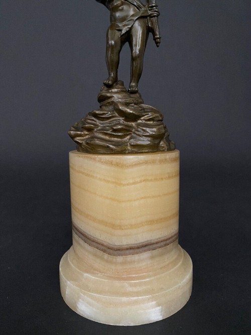 Bronzestatuette des Amors aus dem 19. Jahrhundert auf Onyxsockel